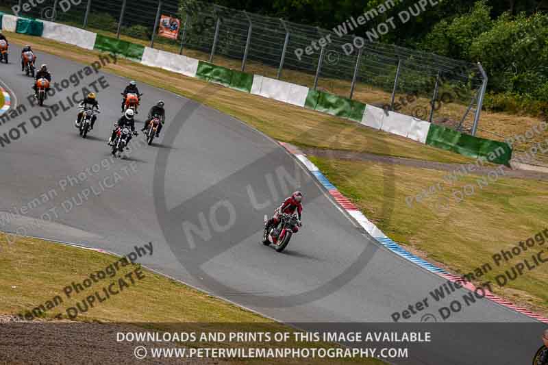 Vintage motorcycle club;eventdigitalimages;mallory park;mallory park trackday photographs;no limits trackdays;peter wileman photography;trackday digital images;trackday photos;vmcc festival 1000 bikes photographs